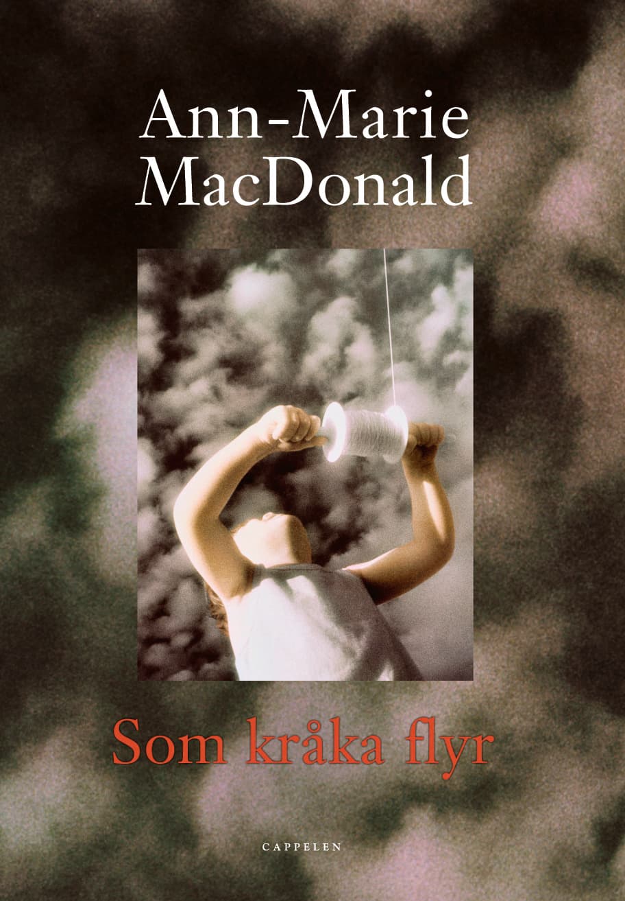 Omslag Som kråka flyr av Ann-Marie MacDonald (Innbundet)
