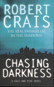 Chasing darkness av Robert Crais (Heftet)