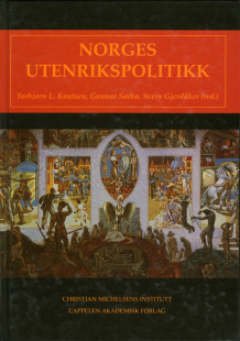 Norges utenrikspolitikk av Jennifer Leigh Bailey, Nils A. Butenschøn, Vegard Bye, Dag Harald Claes, Gunnar Fermann, Svein Gjerdåker, Anders Kjølberg, Olav F. Knudsen, Torbjørn Knutsen, Frode Liland, Lars Mjøset, Jonathon Moses, Iver B. Neumann, Olav Njølstad, Kristin Rosendahl, Dan Smith, Gunnar Martin Sørbø, Elling Njål Tjønneland, Ola Tunander, Terje Walter Tvedt og Ståle Ulriksen (Innbundet)